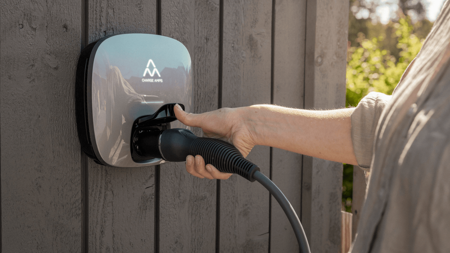 Charge Amps Luna: Revolutionerande hemmaladdning för din elbil - eviQ