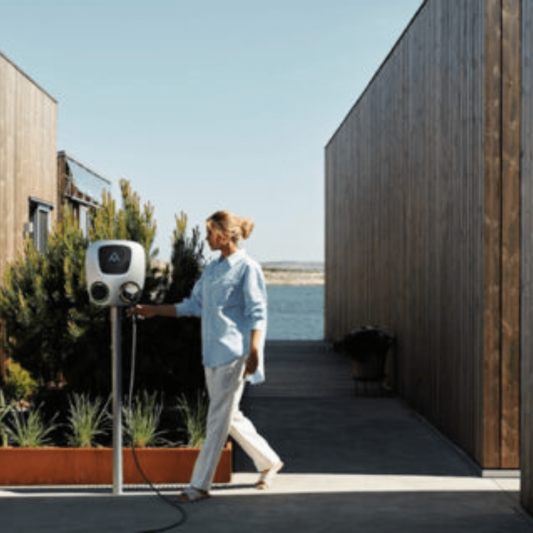 Charge Amps Aura - Laddbox - eviQ